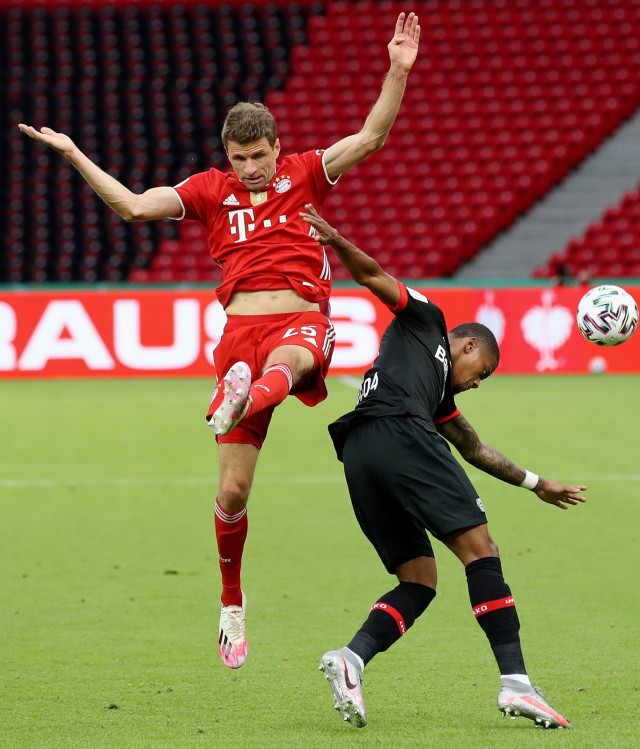 Leon Baile (kanan) dan  Leon Baile saat final Piala DFB di Olympiastadion, Berlin, Jerman, Sabtu (4/7). Foto: Alexander Hassenstein/Pool via Reuters