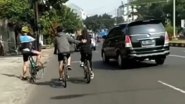 Pria mendorong pacarnya yang malas kayuh seperda. (Foto: @depresionistaa/Twitter)