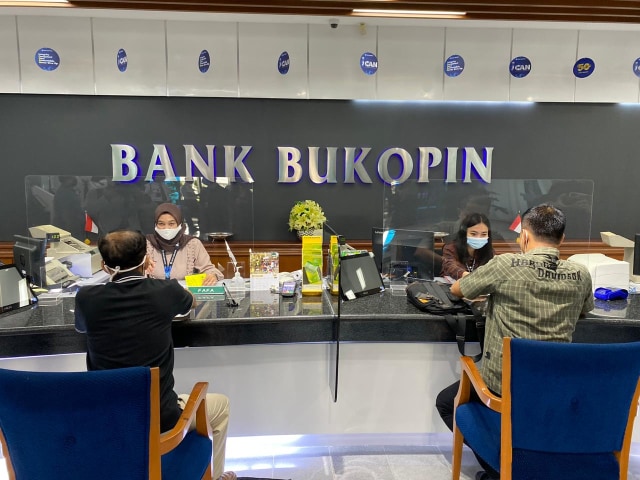 Petugas Bank Bukopin sedang melayani nasabah. Foto: dok. Bukopin