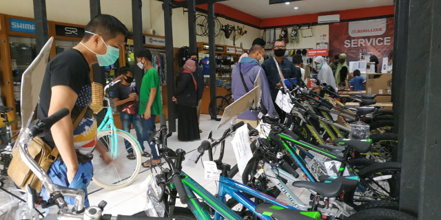 Toko Sepeda di Jalan Gatot Subroto, Malang banjir pengunjung. Foto: Ulul Azmi.