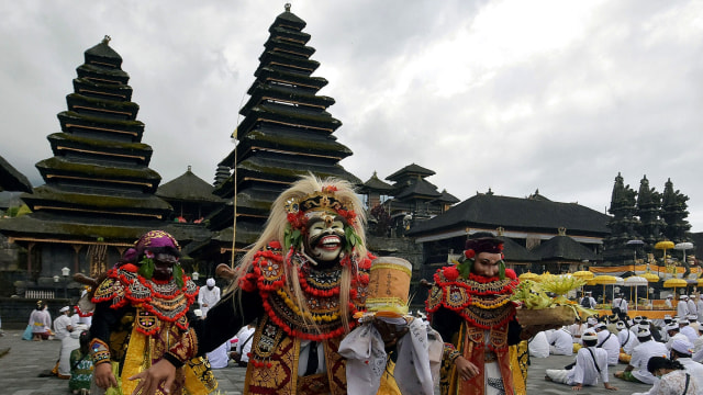 Seniman menampilkan tari Topeng Sidakarya dalam upacara Pamahayu Jagat di Pura Besakih, Karangasem, Bali, Minggu (5/7). Foto: Nyoman Hendra Wibowo/ANTARA FOTO
