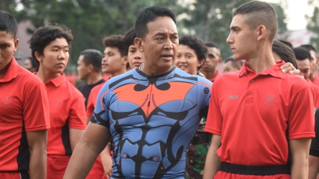 KSAD Jenderal Andika Perkasa olahraga bersama dengan Taruna Akmil. Foto: Dispenad