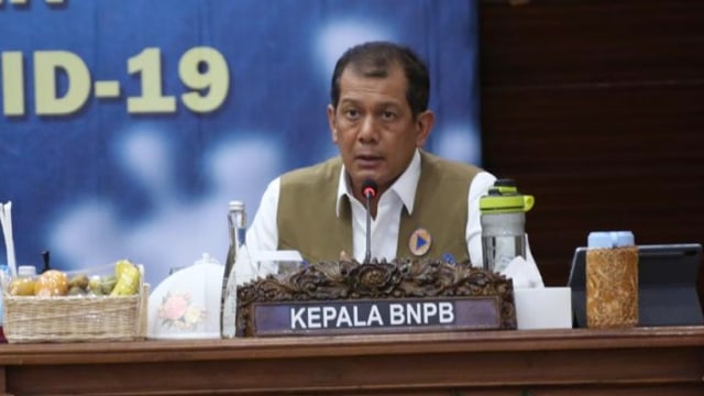Ketua Gugus Tugas Nasional COVID-19 Letjen TNI Doni Monardo memberikan sambutan saat cek kesiapan hotel dan RS Darurat di Jawa Timur.  Foto: BNPB