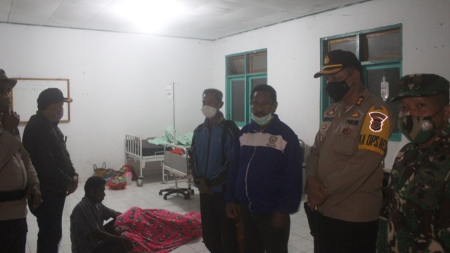  Kapolres Rote Ndao, AKBP. Bambang Hari Wibowo saat menemui penumpang yang selamat dari kecelakaan laut tenggelamnya kapal nelayan di perairan Selat Pukuafu. Foto: istimewa. 