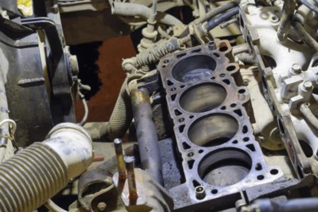 Ilustrasi gasket silinder head yang rusak atau bocor. Foto: dok. Istimewa