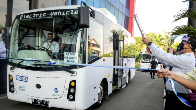 Peresmian uji coba bus listrik di Kantor Pusat PT Transjakarta, Cawang, Jakarta, Senin (6/7). Foto: Galih Pradipta/ANTARA FOTO