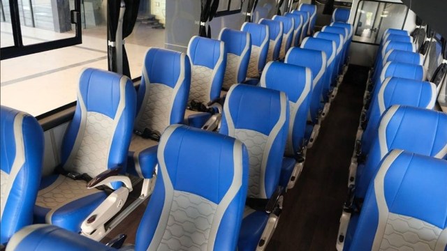 Bus dengan desain social distancing dari Laksana. Foto: Instagram/@laksanabus