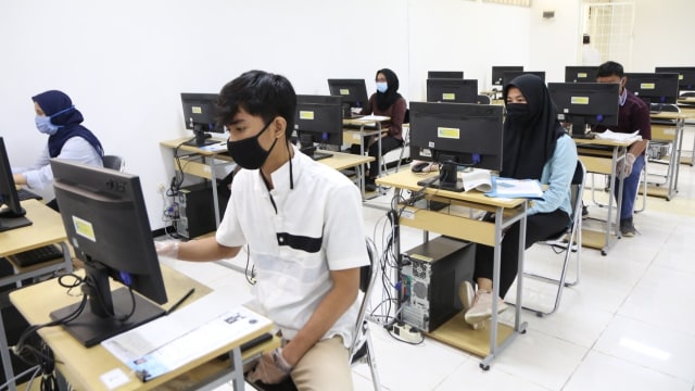 Peserta mengikuti UTBK di IPB University. Foto: Biro Komunikasi IPB