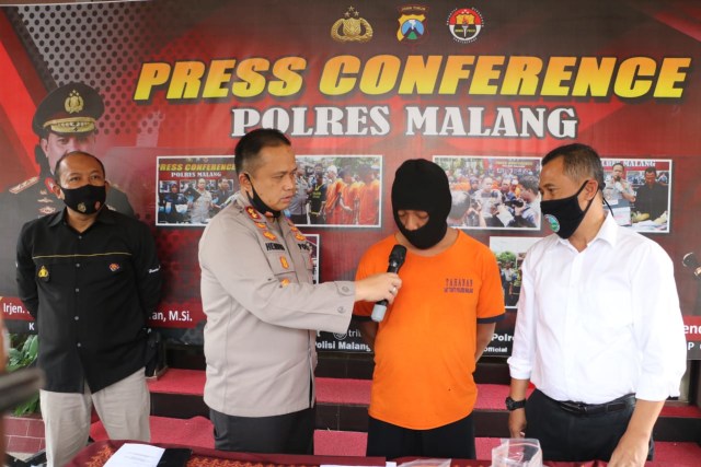 Pelaku saat rilis. Foto: Rizal Adhi.