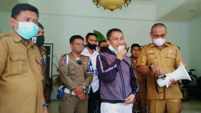 Bupati Gorontlo, Nelson Pomalingo, usai menerima aspirasi aliansi mahasiswa. Senin, (6/7). Foto: Dok istimewa