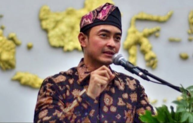 Zumi Zola kerap memakai ikat kepala khas Jambi disetiap agendanya dulu. Foto: Instagram Zumi Zola Zulkifli Official (@zumizolazulkifliforjambi)