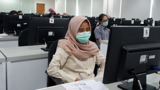Peserta mengikuti Ujian Tulis Berbasis Komputer (UTBK) saat seleksi masuk perguruan tinggi negeri di Kampus UGM, DI Yogyakarta, Senin (6/7).  Foto: Arfiansyah Panji Purnandaru/kumparan