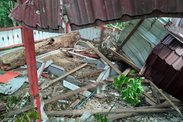 Bangunan makam Pahlawan Nasional, Cut Meutia, rusak parah karena tertimpa pohon tumbang. Foto: Dok. Mudawali