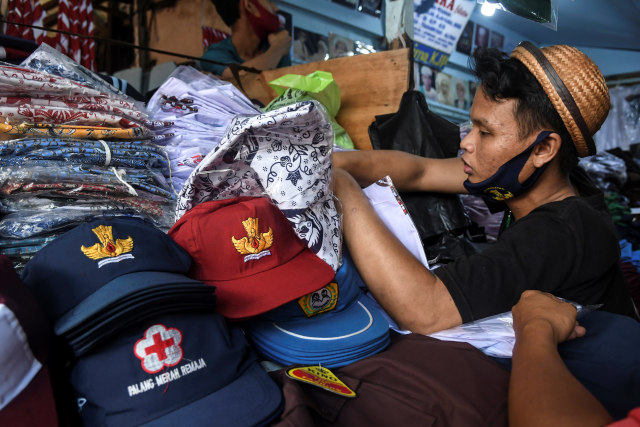 Pedagang seragam sekolah melayani pembeli di Pasar Jatinegara, Jakarta. Foto: Muhammad Adimaja/ANTARA FOTO