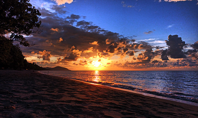 Sunset di Pantai Bunga Indah Desa Kuhanga, Kabupaten Bolmut (foto: m rifai abdullah/manadobacirita)