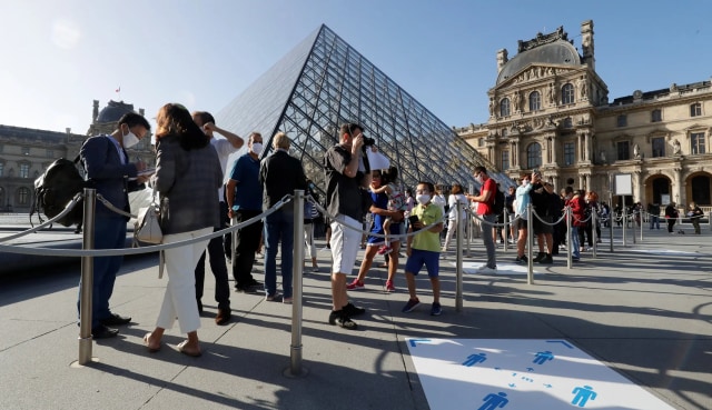 Museum Louvre Dipenuhi Pengunjung. Foto: Francois Guillot/AFP