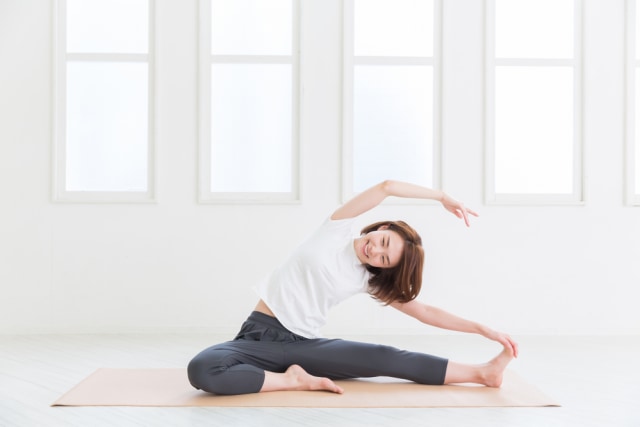 Ilustrasi perempuan melakukan gerakan yoga saat menstruasi.  Foto: Shutterstock