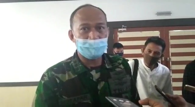 Danlanud Haluoleo Kendari, Kolonel Pnb Muzafar, saat memberikan penjelasan kepada wartawan terkait larangan peliputan saat kedatangan TKA China. Foto: Tangkapan layar video.