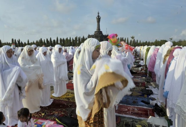 Umat Islam menggelar Salat Ied di Lapangan Puputan Margarana, Denpasar, Bali, Selasa (30/8). Foto: Antara