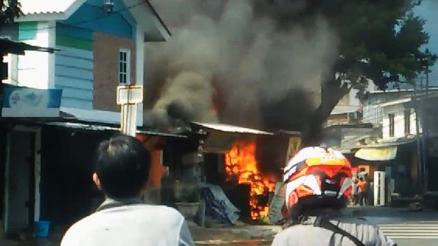 Warga melihat kebakaran di Ruko Mebel Jalan Minangkabau, Jakarta Selatan, Selasa (7/7). Foto: Damkar DKI
