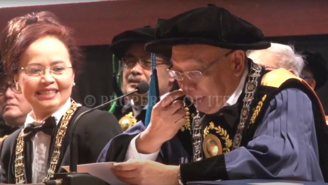 Wakil Rektor ITB Bermawi Priyatna Iskandar (kanan) di Wisuda Kedua ITB Tahun Akademik 2017/2018 saat acara wisuda di Sabuga. Sabtu, (7/4/2018). Foto: YouTube/Institut Teknologi Bandung