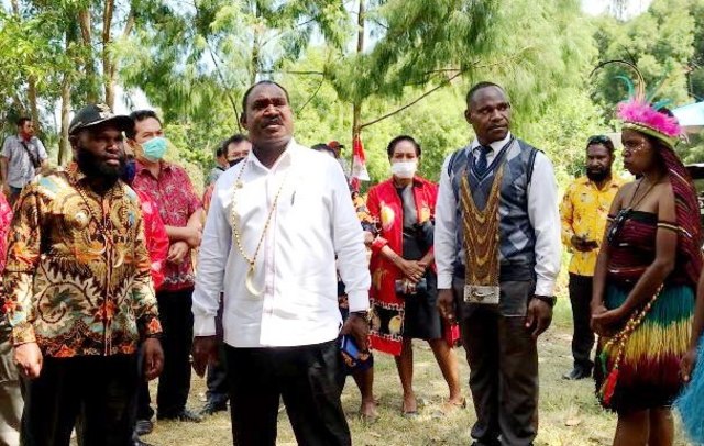 Bupati Puncak, Willem Wandik bersama muspida setempat pada peresmian asrama mahasiswa Sinak, Puncak di Kota Jayapura. (Dok foto: Vando)