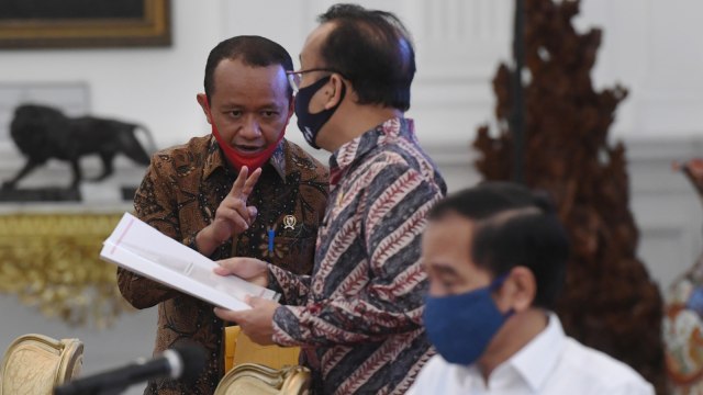 Kepala Badan Koordinasi Penanaman Modal (BKPM) Bahlil Lahadalia (kiri) berbincang dengan Menteri Sekretaris Negara (Mensesneg) Pratikno. Foto: Hafidz Mubarak A/Antara Foto/Pool