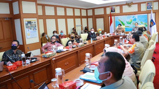 Susana rapat mediasi masalah PPDB antara jajaran Kemendikbud yang dipimpin oleh PLT Irjen Kemendikbud, Chatarina M Girsang, dan jajaran Pemprov DKI Jakarta, Foto: Kemendagri