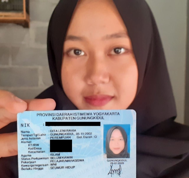 Dita Leni Rafia saat ditemui di rumahnya. Foto: Erfanto