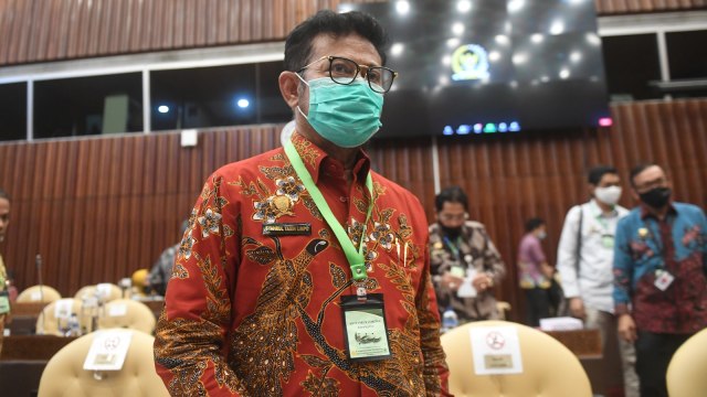 Menteri Pertanian Syahrul Yasin Limpo mengenakan kalung bertuliskan anti virus corona di Kompleks Parlemen, Senayan, Jakarta, Selasa (7/7). Foto: Akbar Nugroho Gumay/Antara Foto