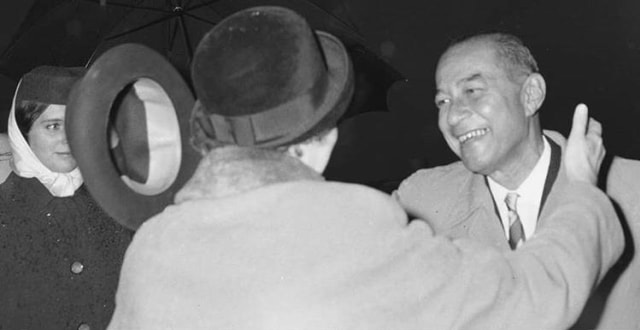 Sultan Hamid II saat bertemu istrinya di bandara Schipol Belanda. Foto: Dok. Nationaal Archief