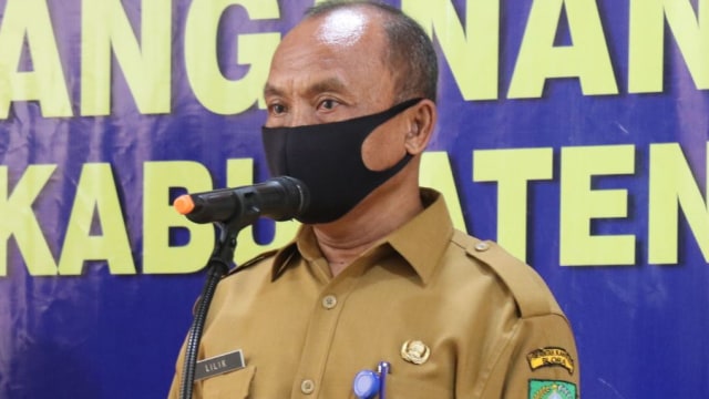 Plt Kepala Dinas Kesehatan Kabupaten Blora, Lilik Hernanto SKM MKes dalam konferensi pers terkait update perkembangan persebaran virus Corona di Kabupaten Blora.