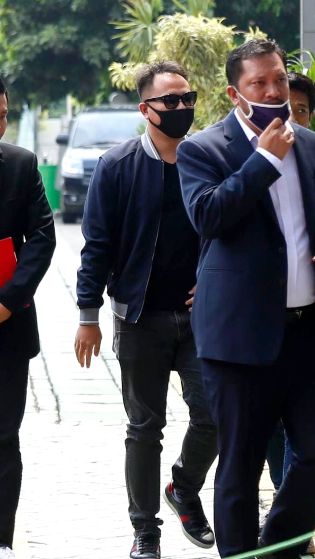 Presenter Vicky Prasetyo (tengah) saat mendatangi Kejaksaan Negeri Jakarta Selatan, Jakarta, Selasa, (7/7). Foto: Ronny