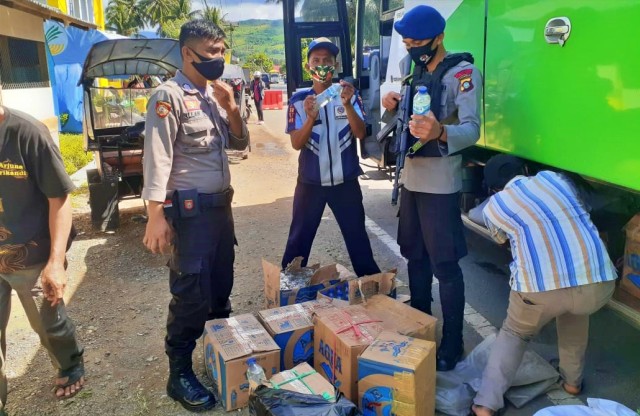 Petugas perbatasan menggagalkan penyeludupan miras dalam sebuah bus. Selasa, (7/7). Foto: Dok istimewa