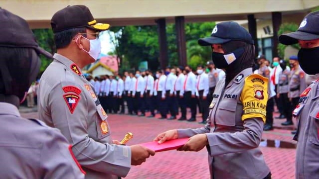 Sri Melani Adu, salah seorang penerima penghargaan dari Kapolri, yang diserahkan langsung Kapolda Gorontalo, Adnas. Selasa, (7/7). Foto: Dok istimewa