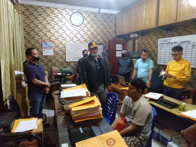 KAPOLRESTA Pekanbaru, Kombe Pol Nandang Mu'min Wijaya saat menginterogasi Akbar Perdana, pelaku tendangan kungfu ke driver ojol, Mulyadi, di Mapolresta Pekanbaru. 