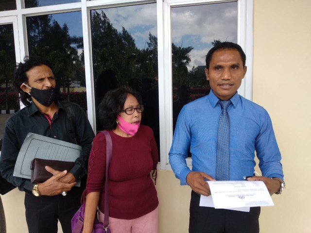 Kuasa hukum, Mikhael Feka, SH.MH saat mendambakan kliennya saat membuat laporan ke Polda NTT.