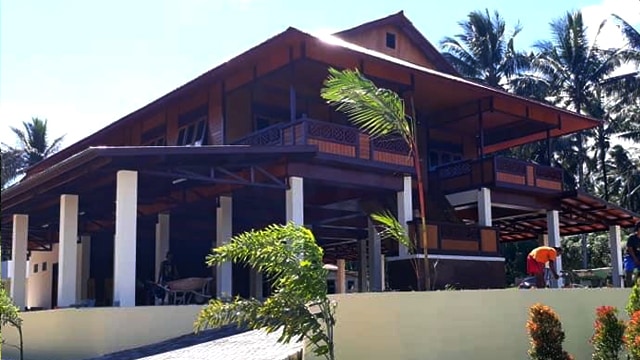 Melihat Rumah Adat Walewangko yang Dibangun Joune Ganda di Minut | kumparan.com
