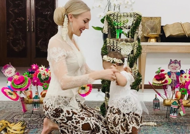 Varsha Strauss, menantu Bambang Trihatmodjo. Foto: dok. Instagram/ @varshaadhikumoro