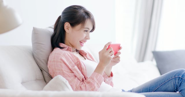 Ilustrasi Perempuan Main Game Saat LDR. Foto: Dok. Shutterstock