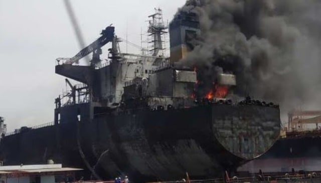 Kapal Tanker di Belawan terbakar. Foto: SumutNews﻿