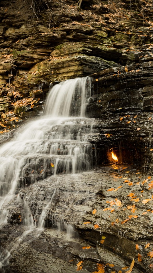 Air terjun dengan api abadi di Taman Nasional Chestnut Ridge, Buffalo, AS. Foto: Shutterstock