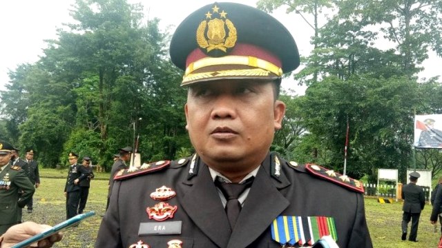 Kepala Polisi Resor Mimika AKBP IGG Era Adhinata saat dimintai keterangan soal viral 11 warga Timika tewas diduga karena minum vodka. Foto: Evarianus Supar/ANTARA
