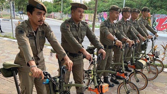 Viral Satpol PP di Makassar foto dengan sepeda Brompton. Foto: Instagram/@plat_dinas_official