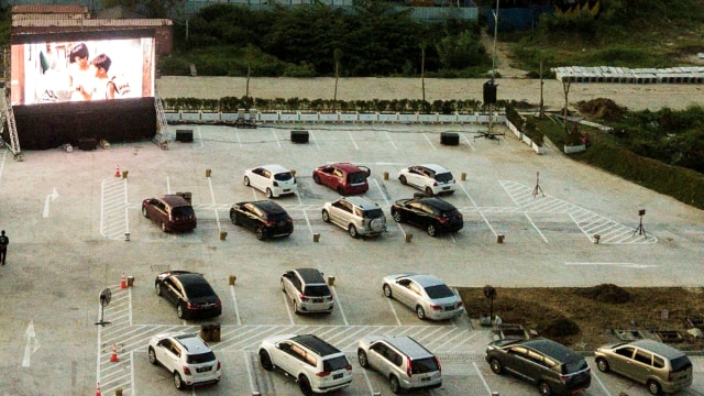 Sejumlah pengunjung menonton film dari mobilnya di bioskop drive-in di Cikarang Kabupaten Bekasi, Jawa Barat. Foto: Fakhri Hermansyah/ANTARA FOTO