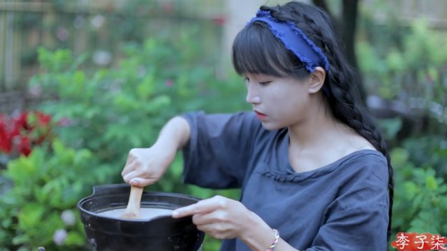 Li Ziqi, YouTuber asal China Foto: YouTube/Liziqi