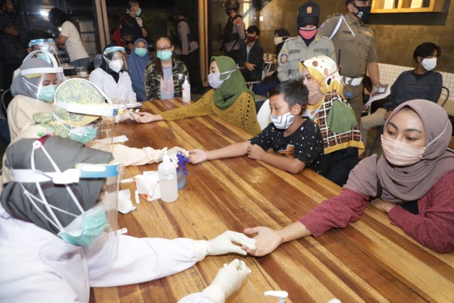 Tiga Pengunjung Roketto Cafe Reaktif Saat Rapid Test﻿ | kumparan.com