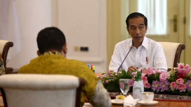 Presiden Joko Widodo (kanan) memberikan sambutan saat pertemuan dengan pimpinan MPR di Istana Bogor, Jawa Barat, Rabu (8/7). Foto: Akbar Nugroho Gumay/ANTARA FOTO