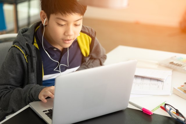 Ilustrasi anak belajar online saat new normal. Foto: Shutterstock