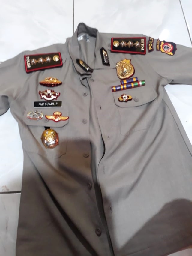 Barang bukti seragam yang diamankan Polisi dari pria di bandung yang lakukan penipuan dengan modus mengaku Polisi berpangkat 'Kombes'. Foto: Dok. Istimewa